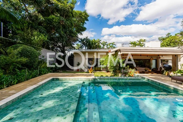 Casa térrea com amplo jardim e piscina
