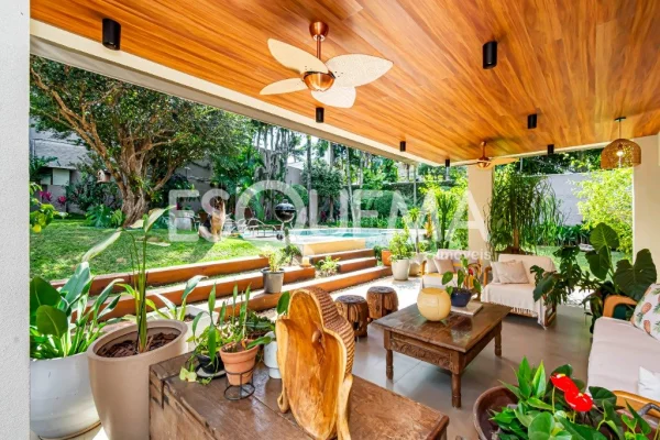 Casa térrea com amplo jardim e piscina