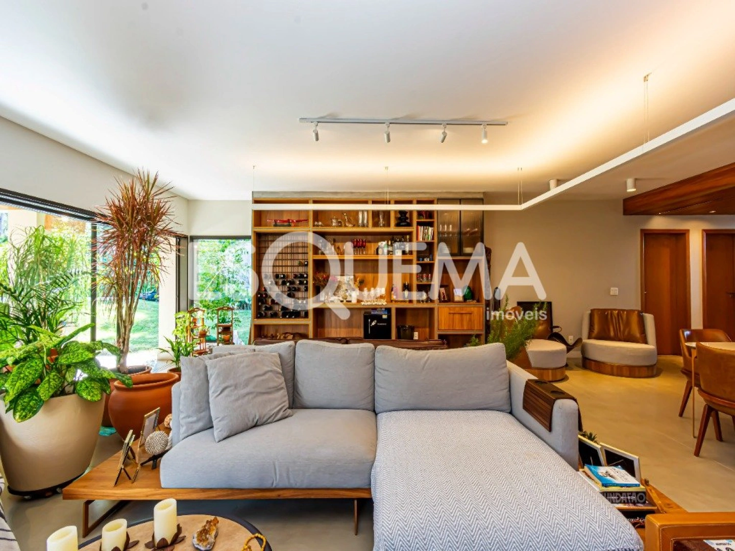Casa térrea com amplo jardim e piscina - Imagem 4