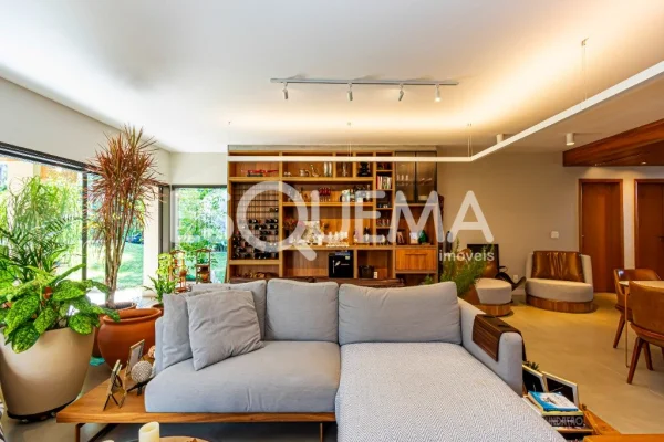 Casa térrea com amplo jardim e piscina