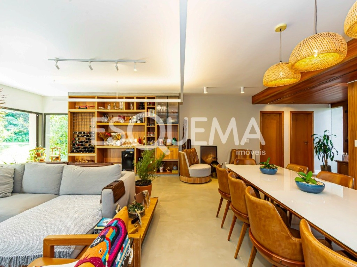 Casa térrea com amplo jardim e piscina - Imagem 5