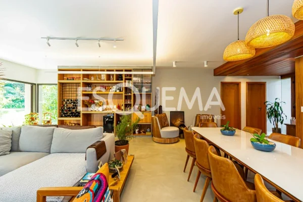 Casa térrea com amplo jardim e piscina