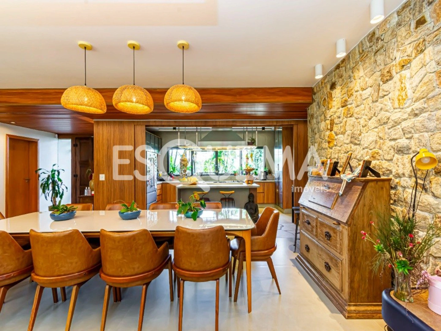 Casa térrea com amplo jardim e piscina - Imagem 7