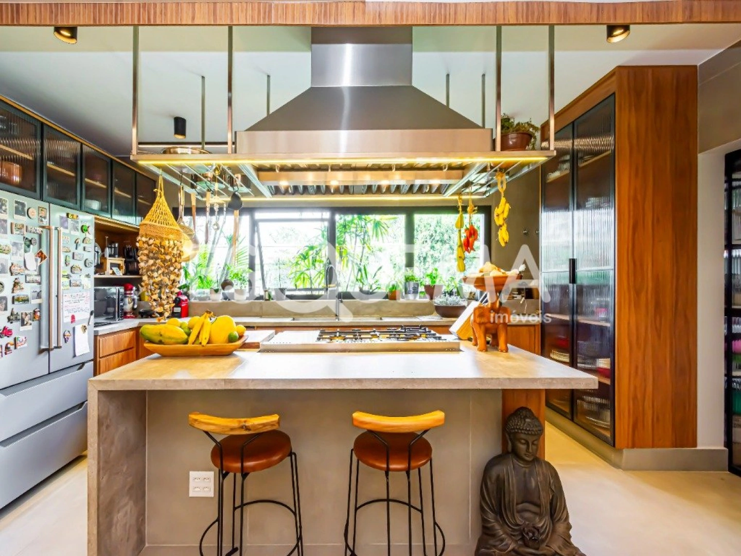 Casa térrea com amplo jardim e piscina - Imagem 8