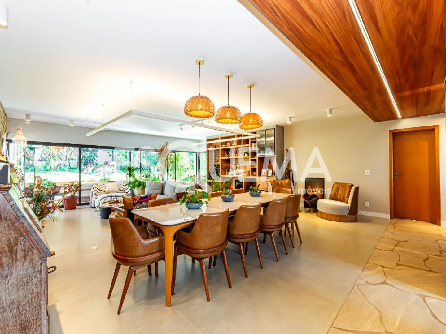 Casa térrea com amplo jardim e piscina - Imagem 9