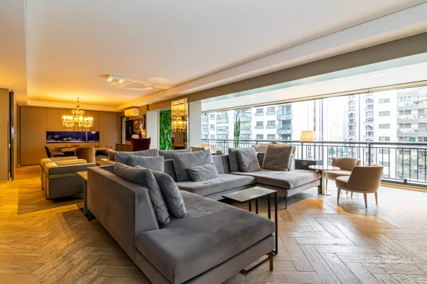 Apartamento reformado em edifício neoclássico contemporâneo em Moema