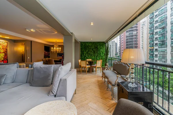 Apartamento reformado em edifício neoclássico contemporâneo em Moema