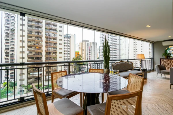 Apartamento reformado em edifício neoclássico contemporâneo em Moema
