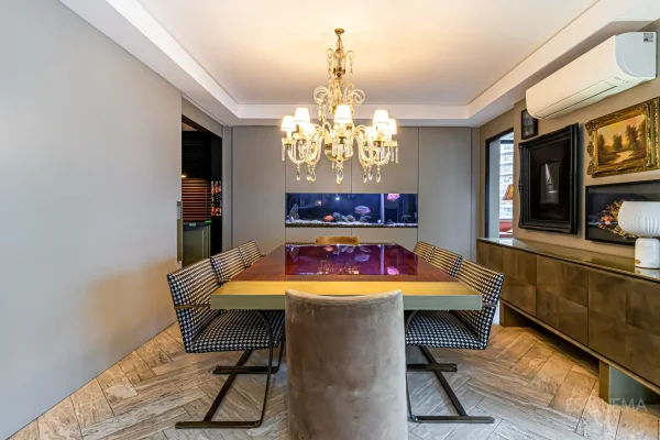 Apartamento reformado em edifício neoclássico contemporâneo em Moema