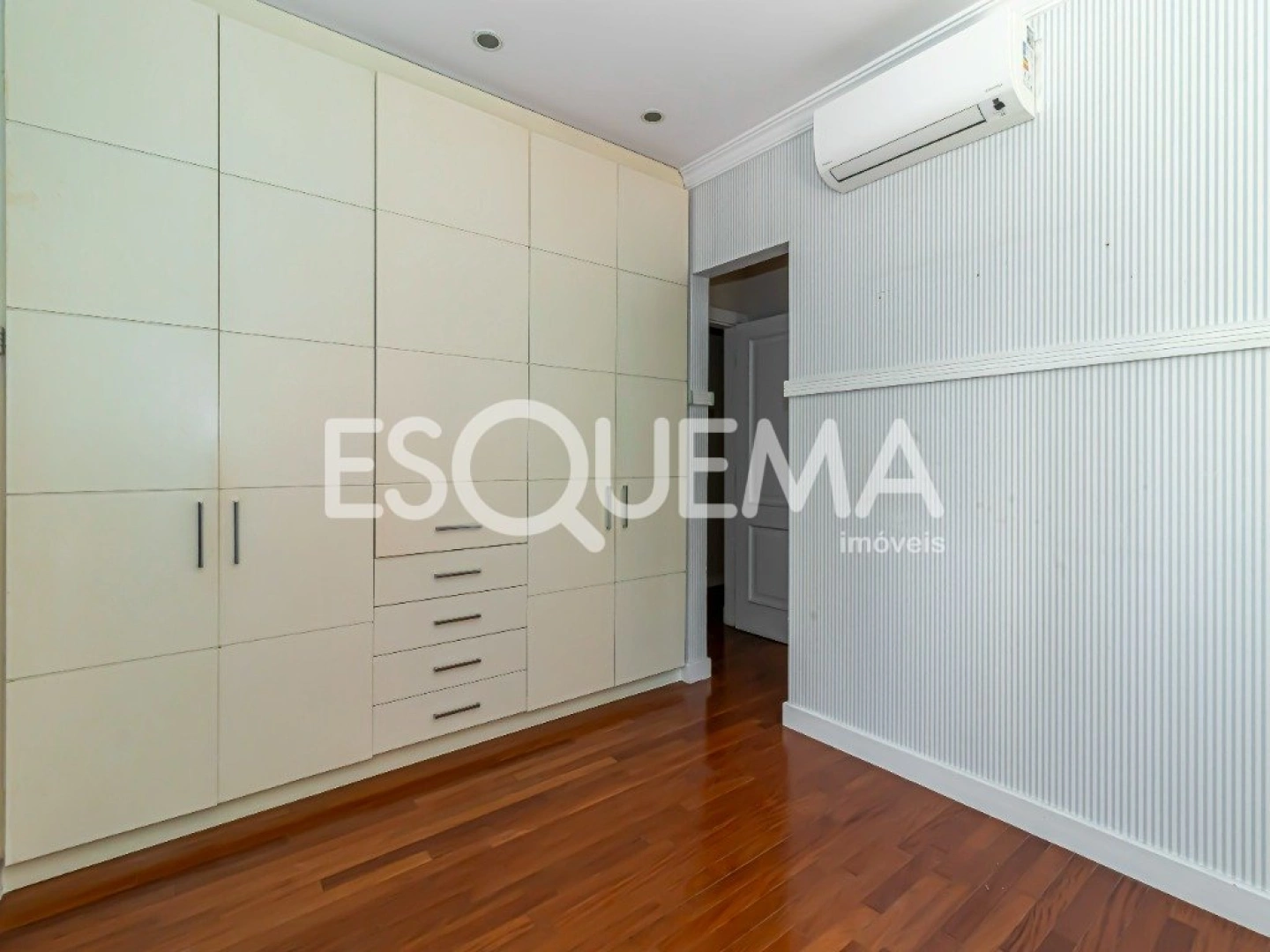 Apartamento com varanda e vista para a copa das árvores - Imagem 13