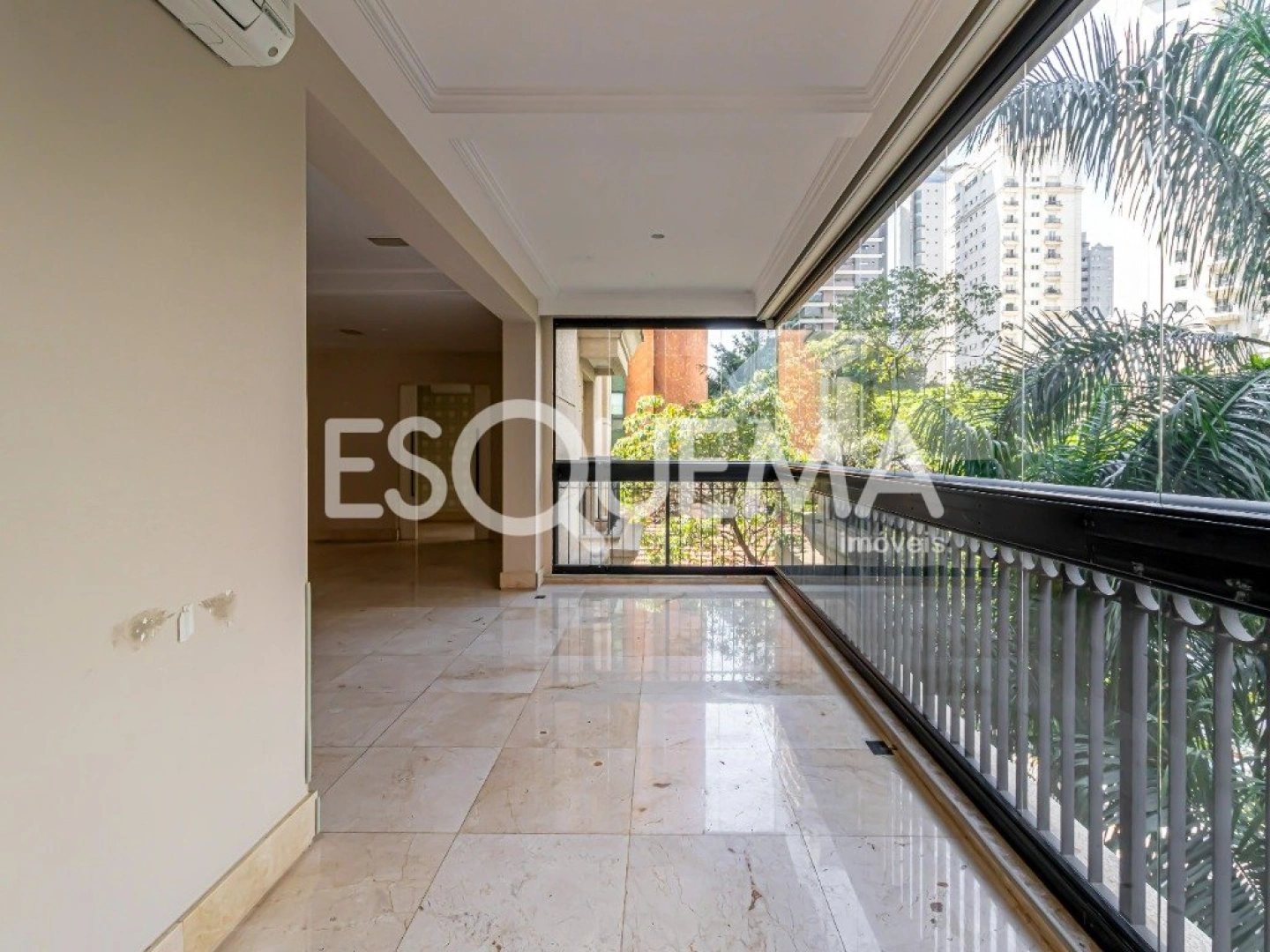 Apartamento com varanda e vista para a copa das árvores - Imagem 1