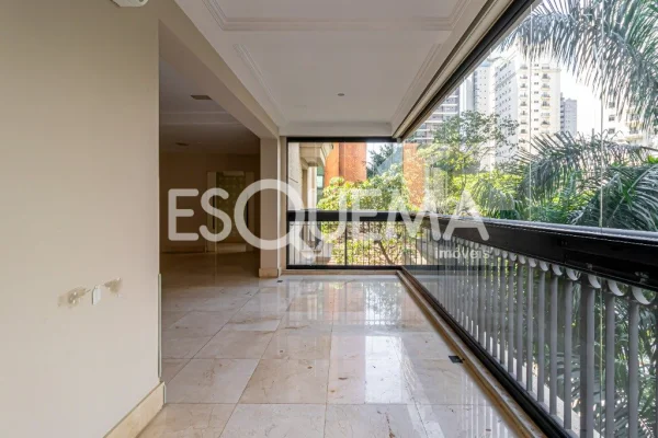 Apartamento com varanda e vista para a copa das árvores