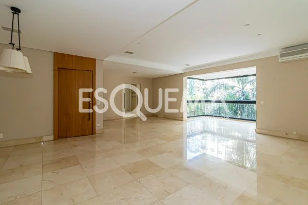 Apartamento com varanda e vista para a copa das árvores