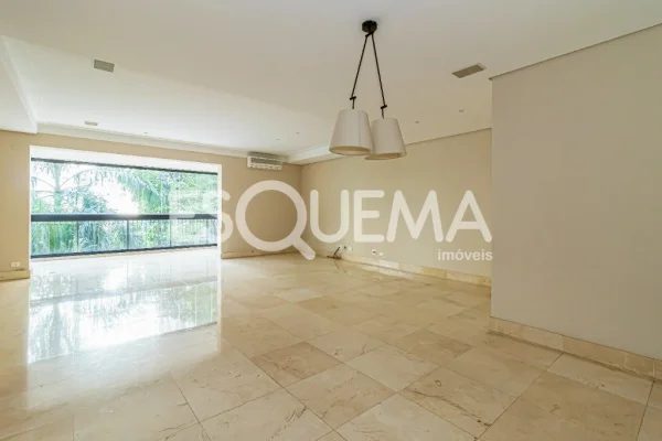 Apartamento com varanda e vista para a copa das árvores