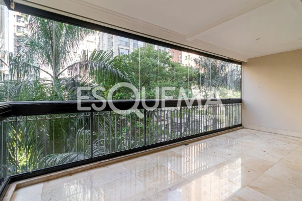 Apartamento com varanda e vista para a copa das árvores
