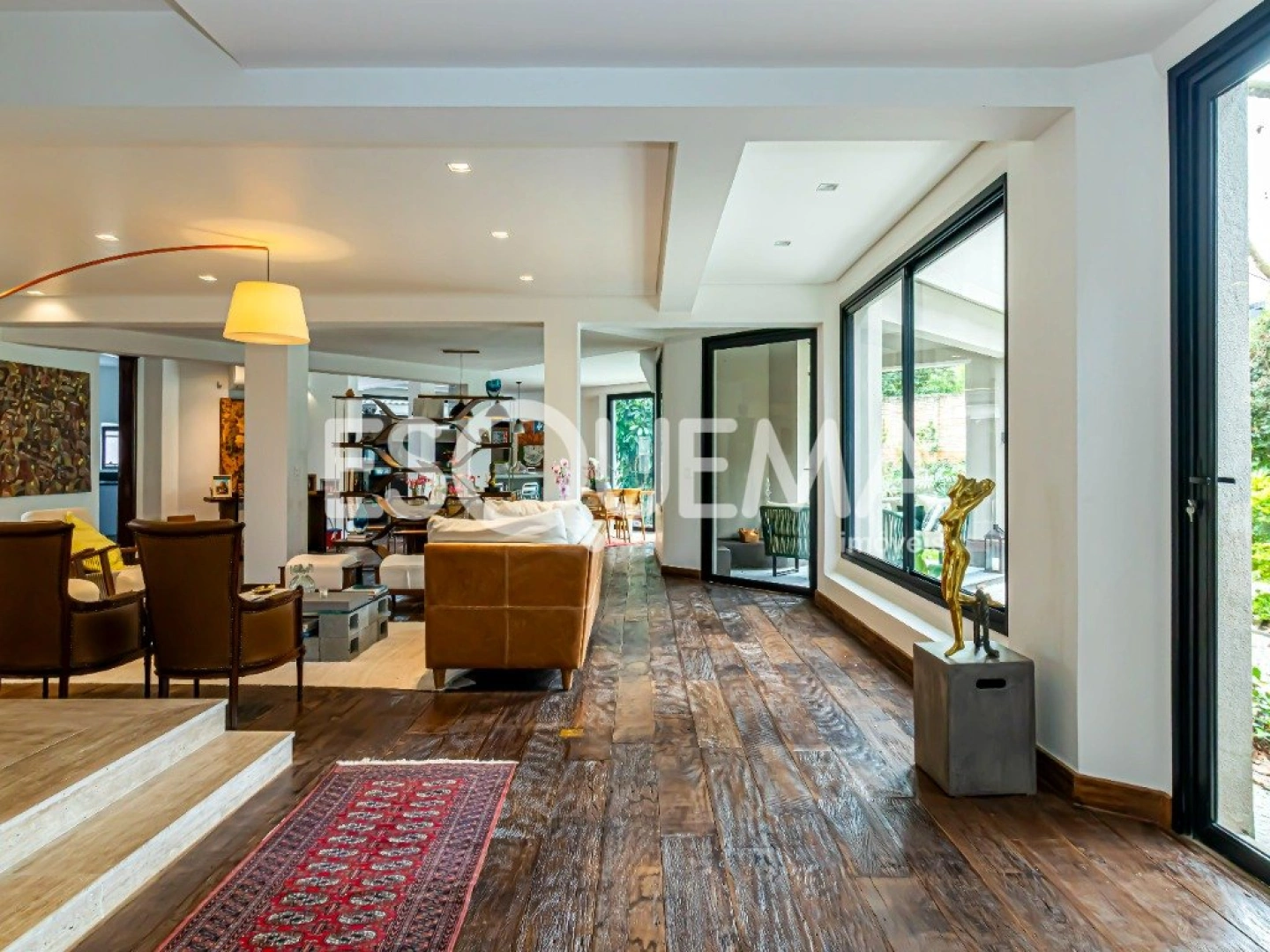 Casa reformada com amplo espaço externo - Imagem 10