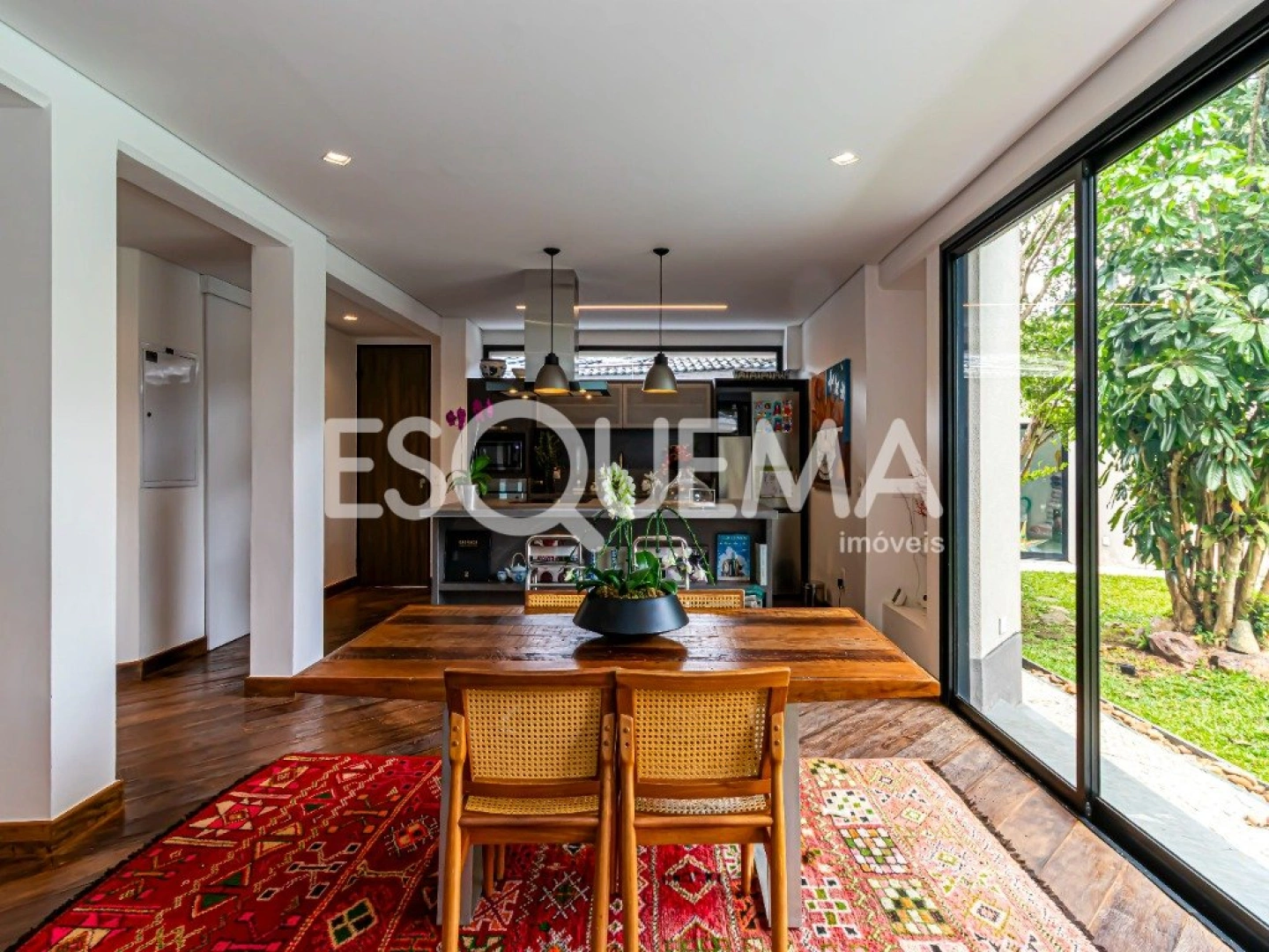 Casa reformada com amplo espaço externo - Imagem 12