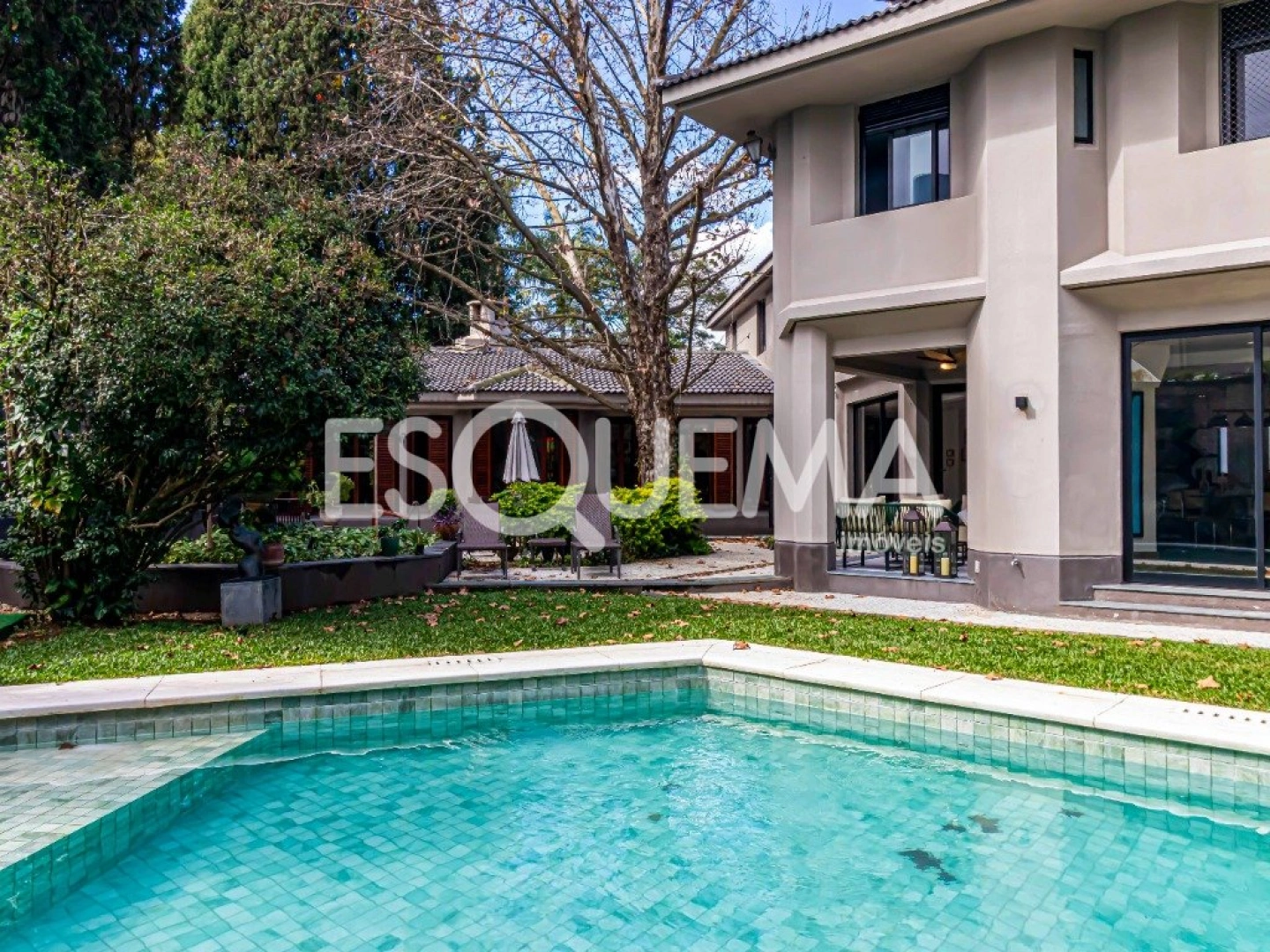 Casa reformada com amplo espaço externo - Imagem 1