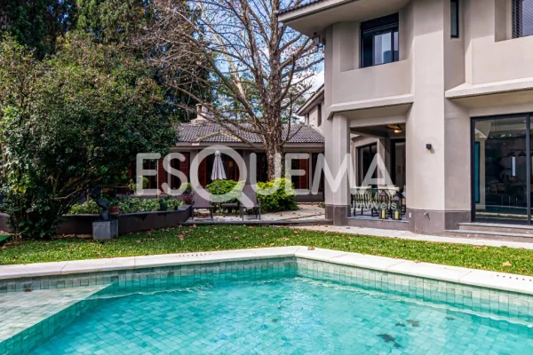 Casa reformada com amplo espaço externo