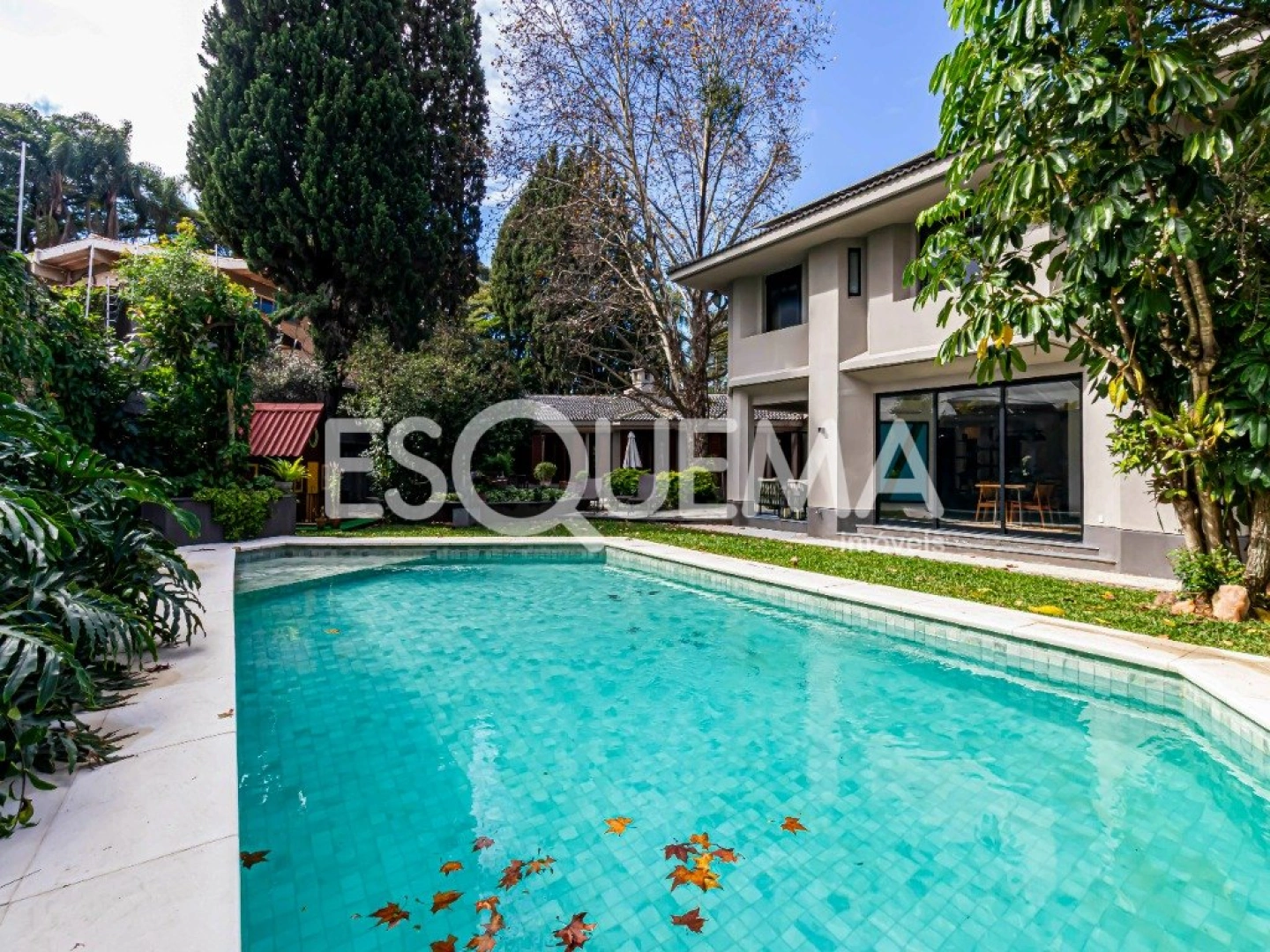 Casa reformada com amplo espaço externo - Imagem 2