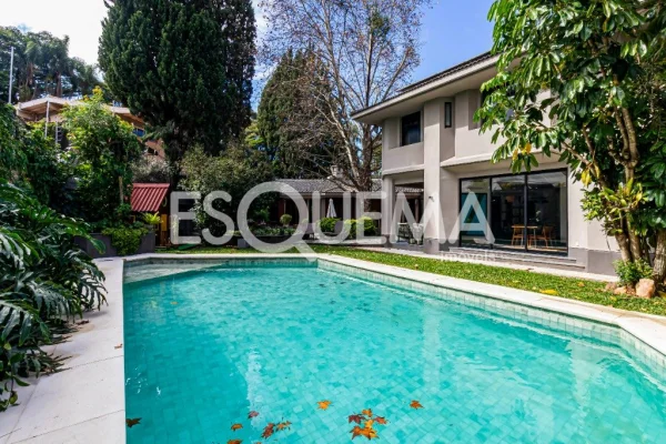Casa reformada com amplo espaço externo