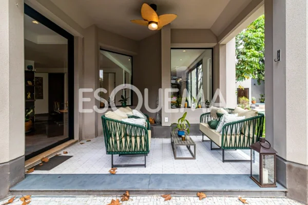 Casa reformada com amplo espaço externo