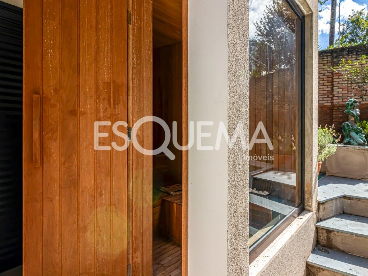 Casa reformada com amplo espaço externo - Imagem 4