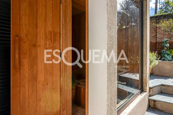 Casa reformada com amplo espaço externo
