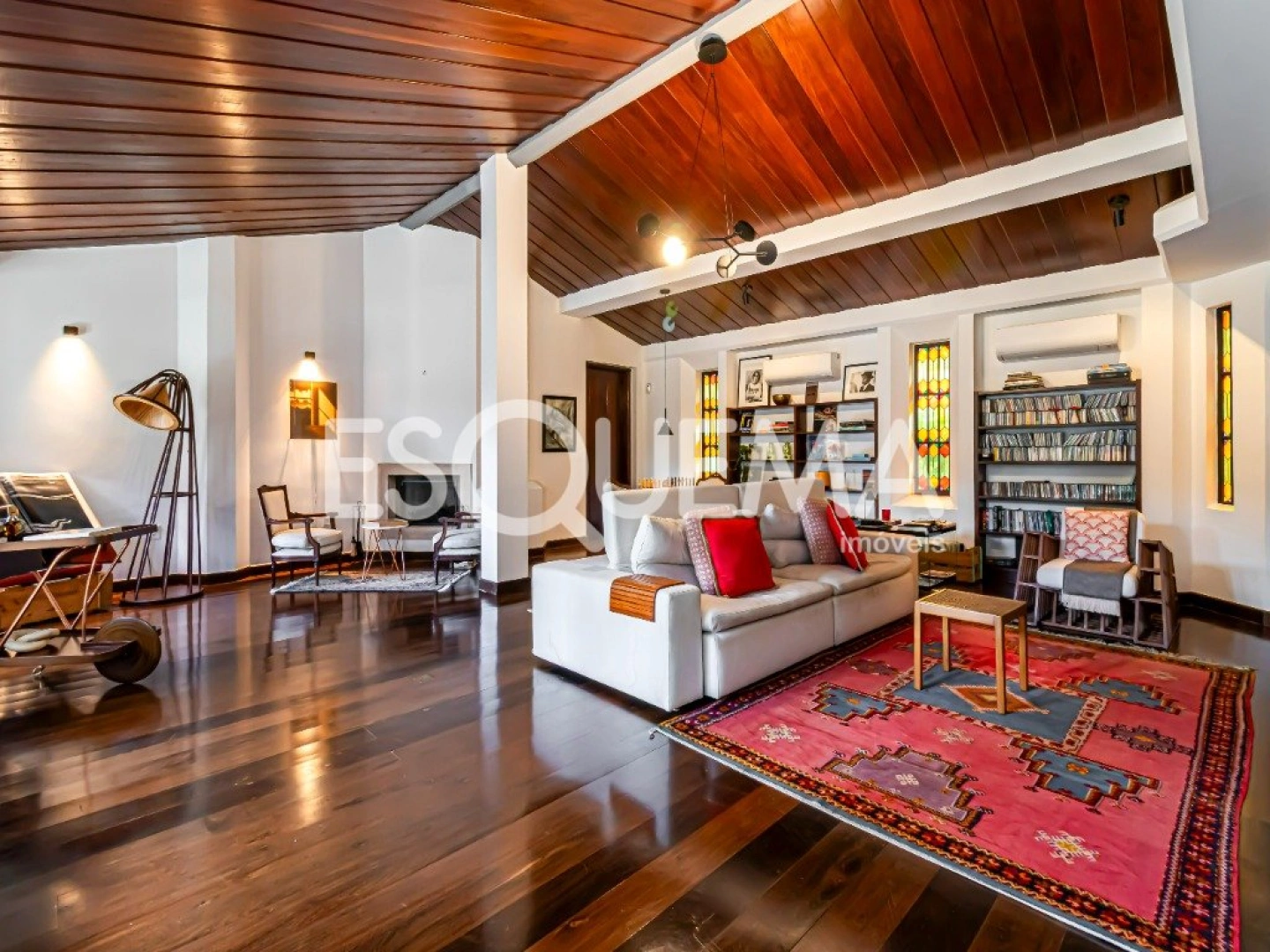 Casa reformada com amplo espaço externo - Imagem 5
