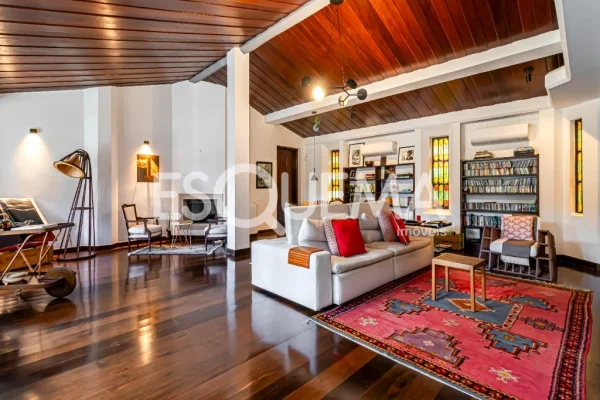 Casa reformada com amplo espaço externo