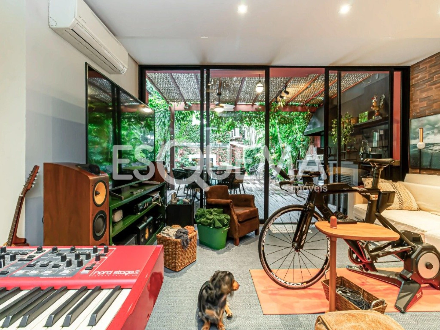 Casa reformada em rua calma e arborizada - Imagem 11