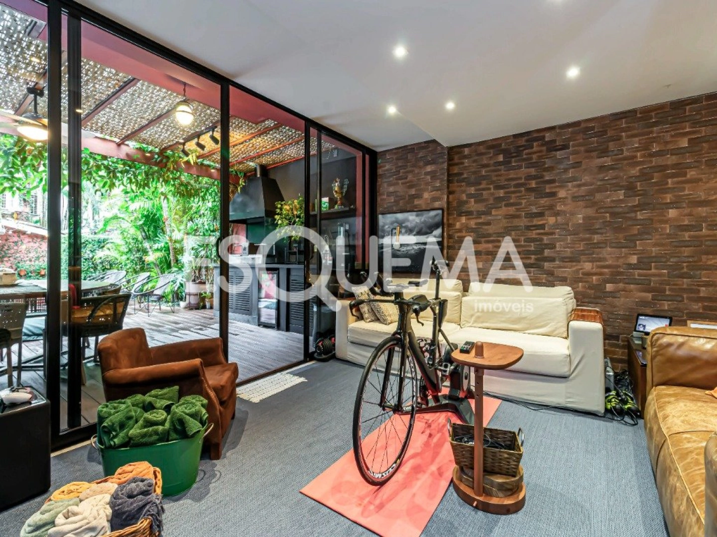Casa reformada em rua calma e arborizada - Imagem 12