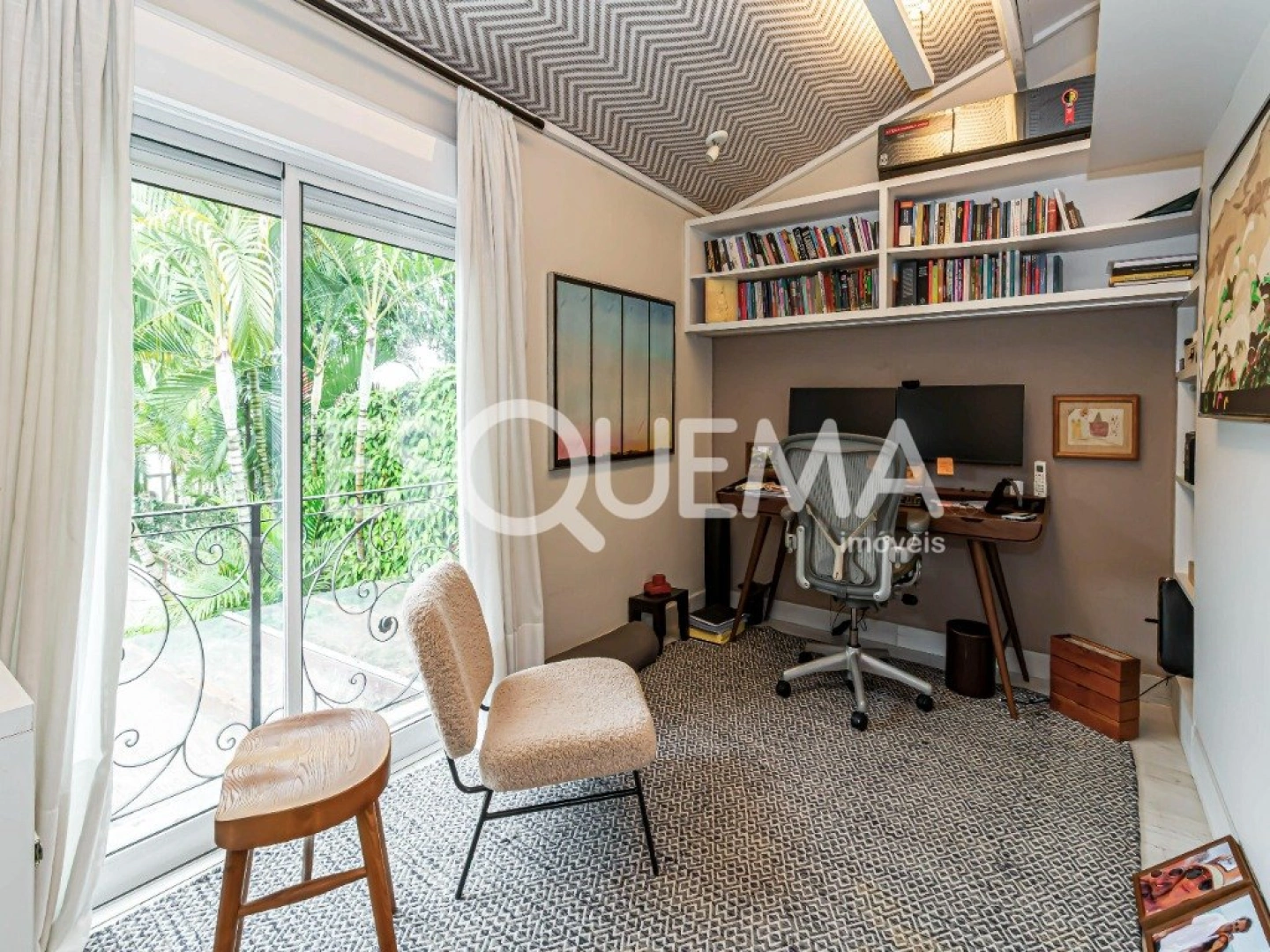 Casa reformada em rua calma e arborizada - Imagem 14