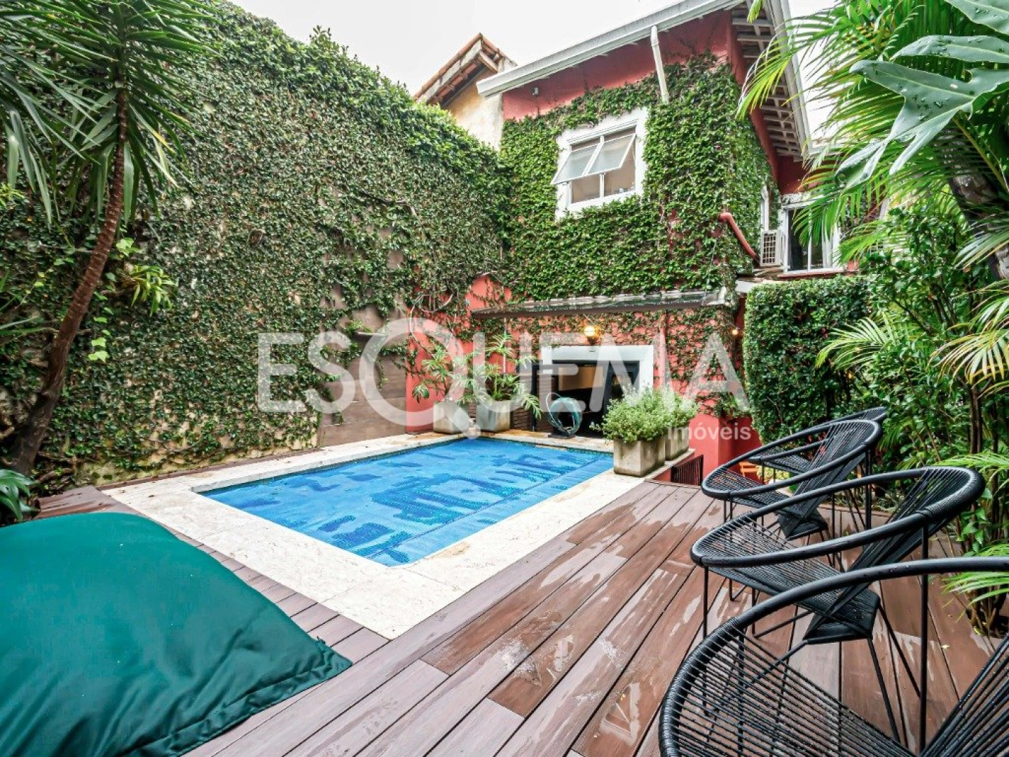 Casa reformada em rua calma e arborizada - Imagem 1