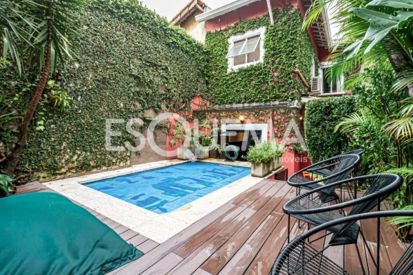 Casa reformada em rua calma e arborizada