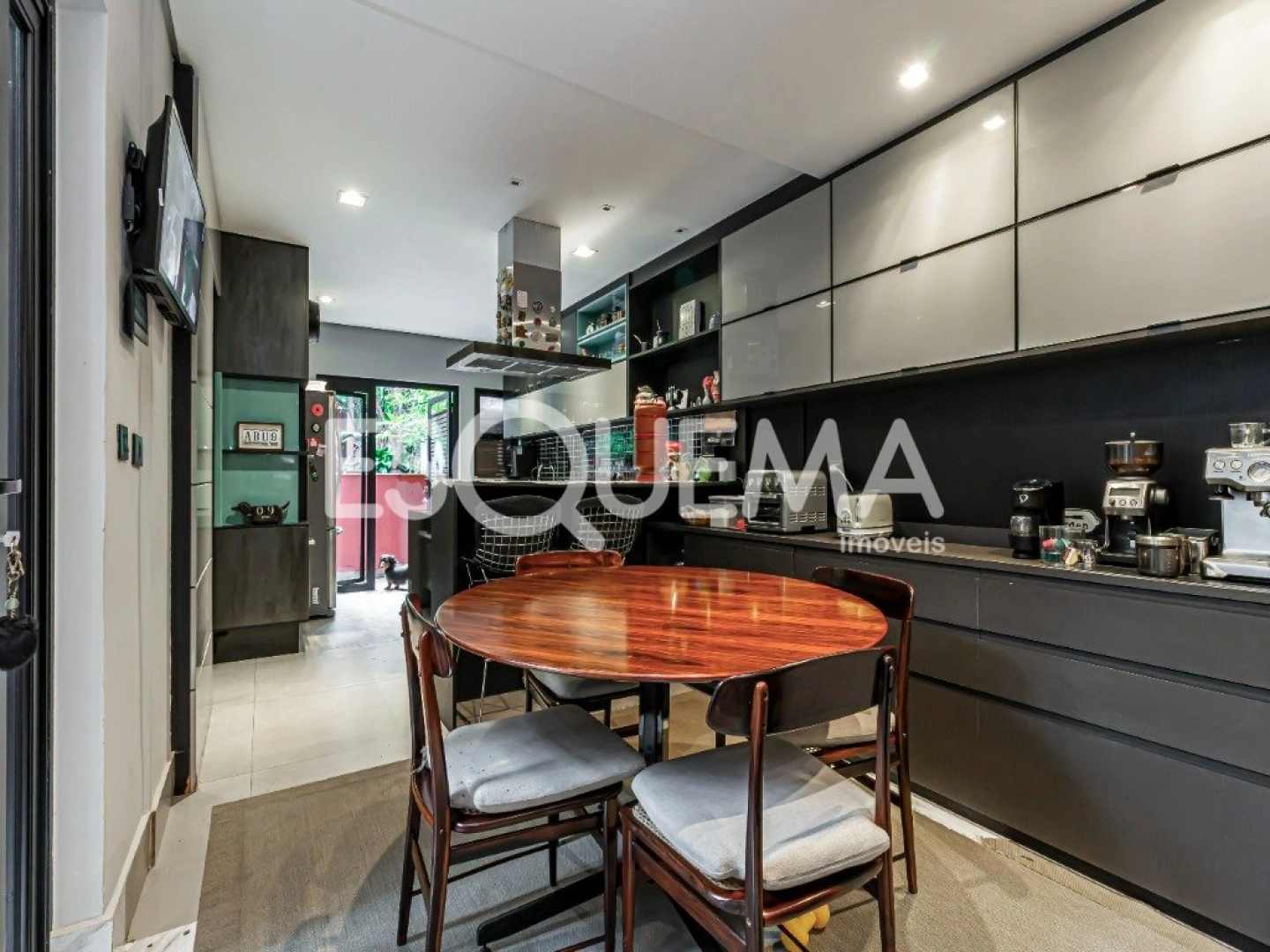Casa reformada em rua calma e arborizada - Imagem 8