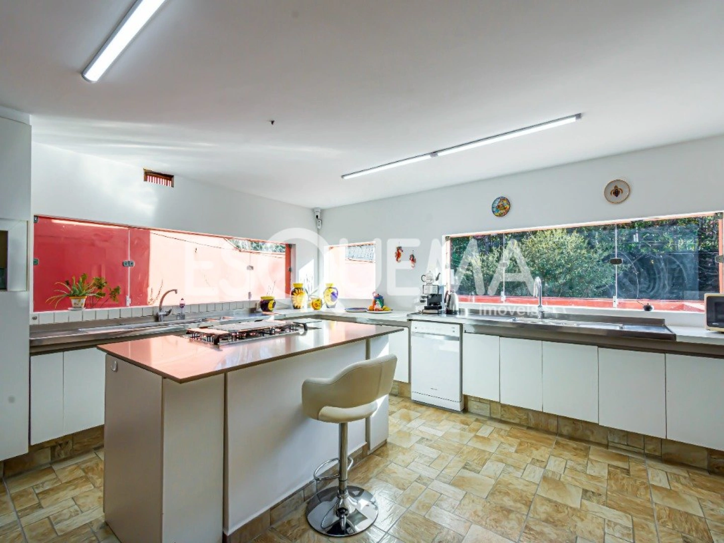 Casa com arquitetura imponente no Jardim Guedala - Imagem 10