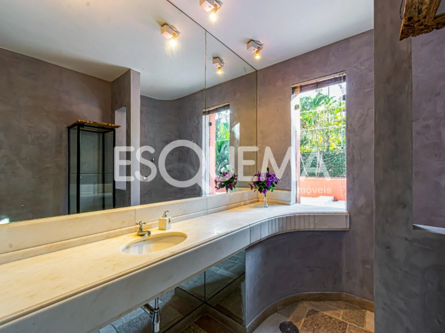Casa com arquitetura imponente no Jardim Guedala - Imagem 13