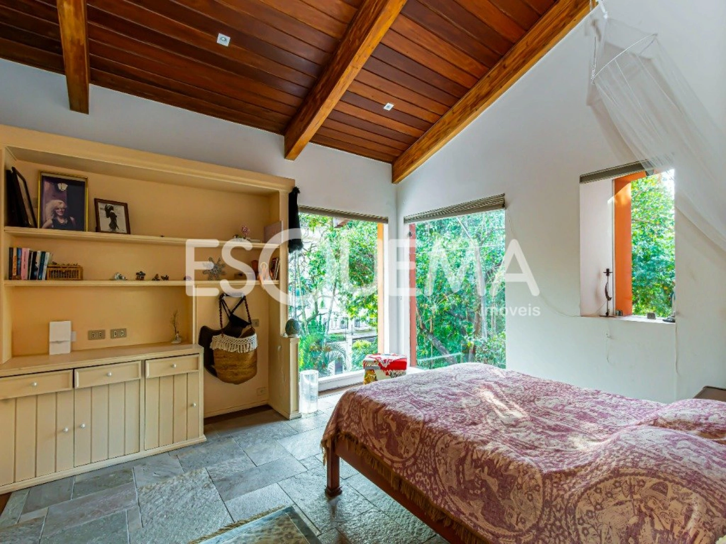 Casa com arquitetura imponente no Jardim Guedala - Imagem 14