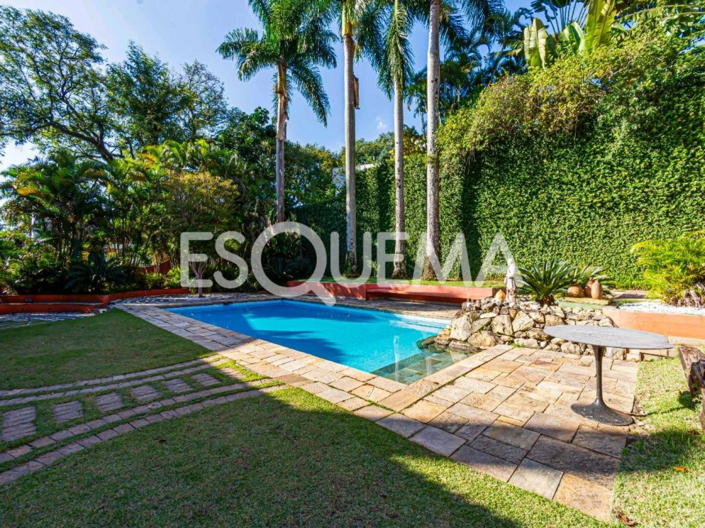Casa com arquitetura imponente no Jardim Guedala - Imagem 1