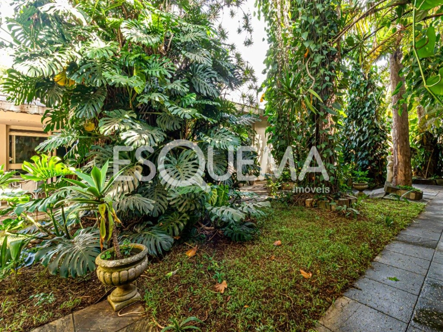 Casa térrea com áreas verdes no Jardim Europa - Imagem 14