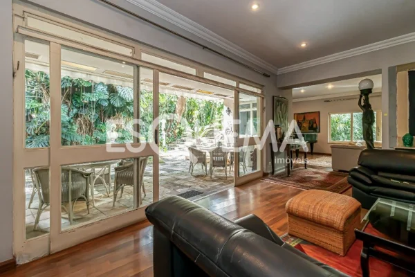 Casa térrea com áreas verdes no Jardim Europa