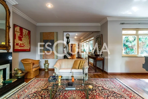 Casa térrea com áreas verdes no Jardim Europa