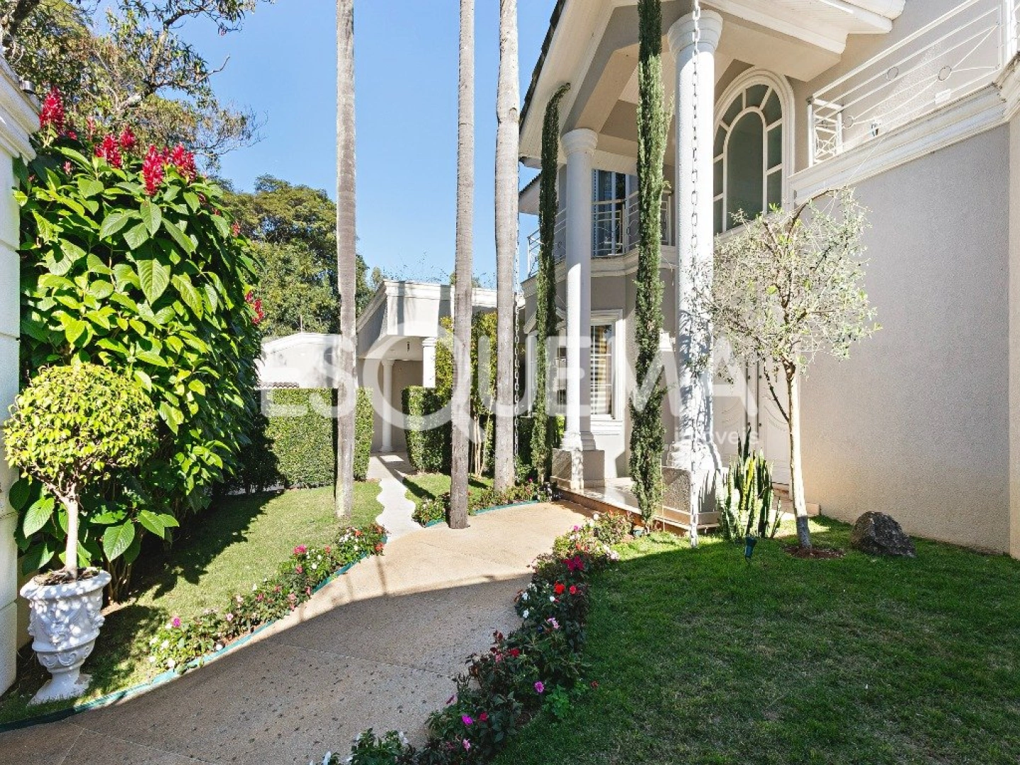 Casa com amplo jardim em rua tranquila no Brooklin - Imagem 2