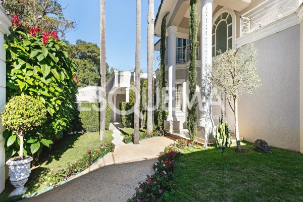 Casa com amplo jardim em rua tranquila no Brooklin