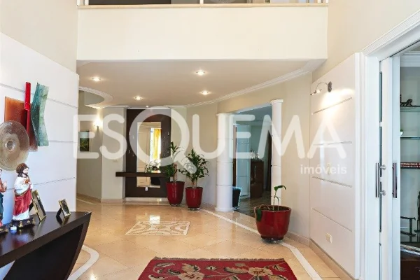 Casa com amplo jardim em rua tranquila no Brooklin