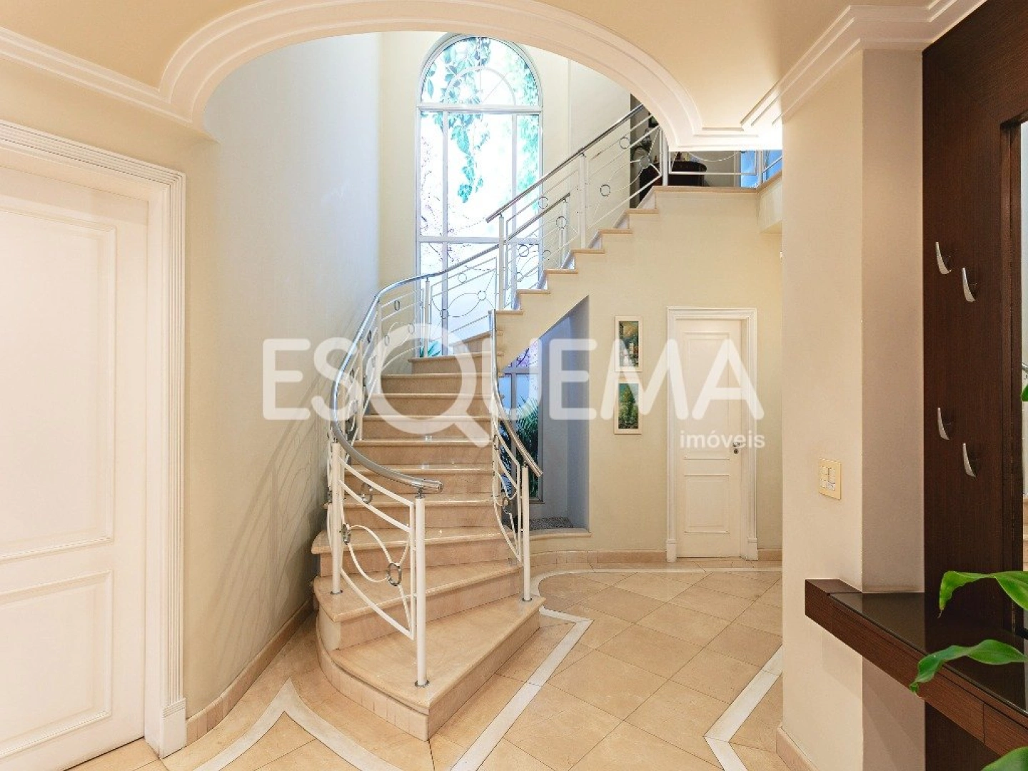 Casa com amplo jardim em rua tranquila no Brooklin - Imagem 4