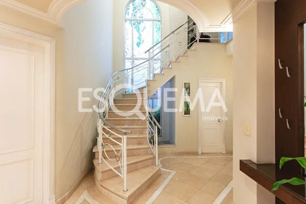 Casa com amplo jardim em rua tranquila no Brooklin