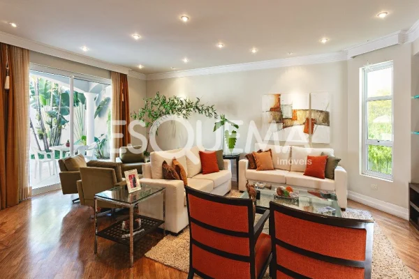 Casa com amplo jardim em rua tranquila no Brooklin