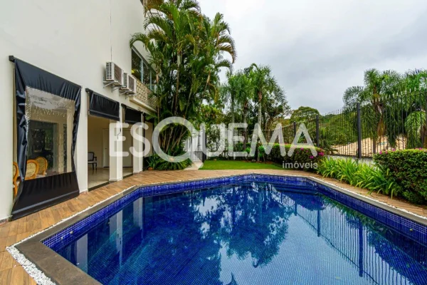 Casa à venda no Morumbi, com jardim e piscina